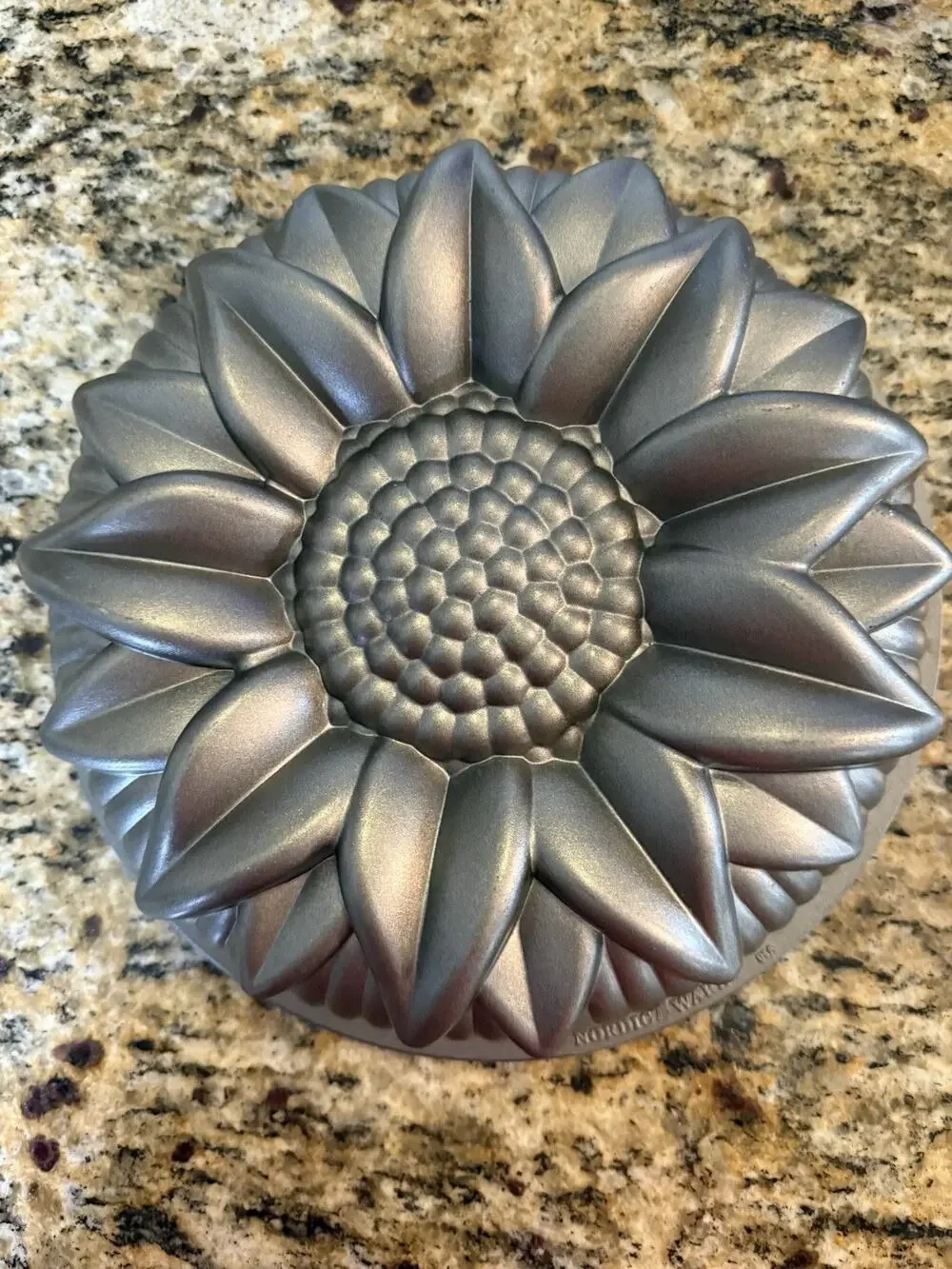 Nordic Ware 10 Cup Sunflower Bundt Pan Flower Cake Non Stick Bake Ware 10.5